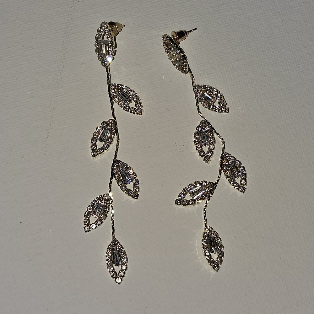 Gold Flower Dainty Drop Earrings